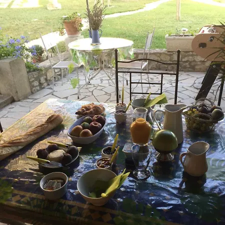 D'hotes Les Cigales Bed and Breakfast 3*