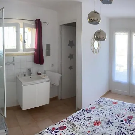 D'hotes Les Cigales Bed and breakfast
