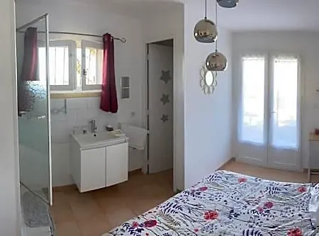 D'hotes Les Cigales Bed & Breakfast 3*