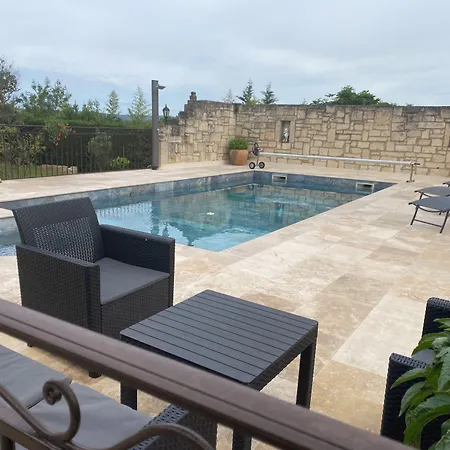 D'hotes Les Cigales Bed & Breakfast